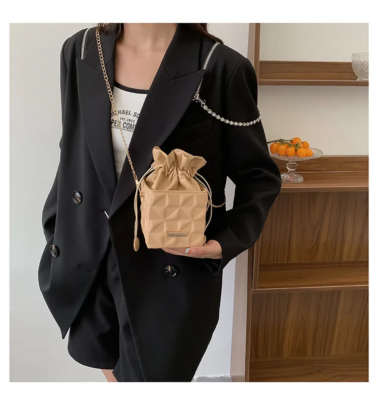 Fashion Retro Summer Women's Cross-Body Bag Fashion Casual Shoulder Bag Beautiful Fashion Handbag Square Magnetic Snap display picture 5
