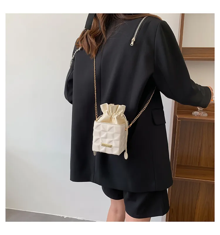 Fashion Retro Summer Women's Cross-Body Bag Fashion Casual Shoulder Bag Beautiful Fashion Handbag Square Magnetic Snap display picture 6