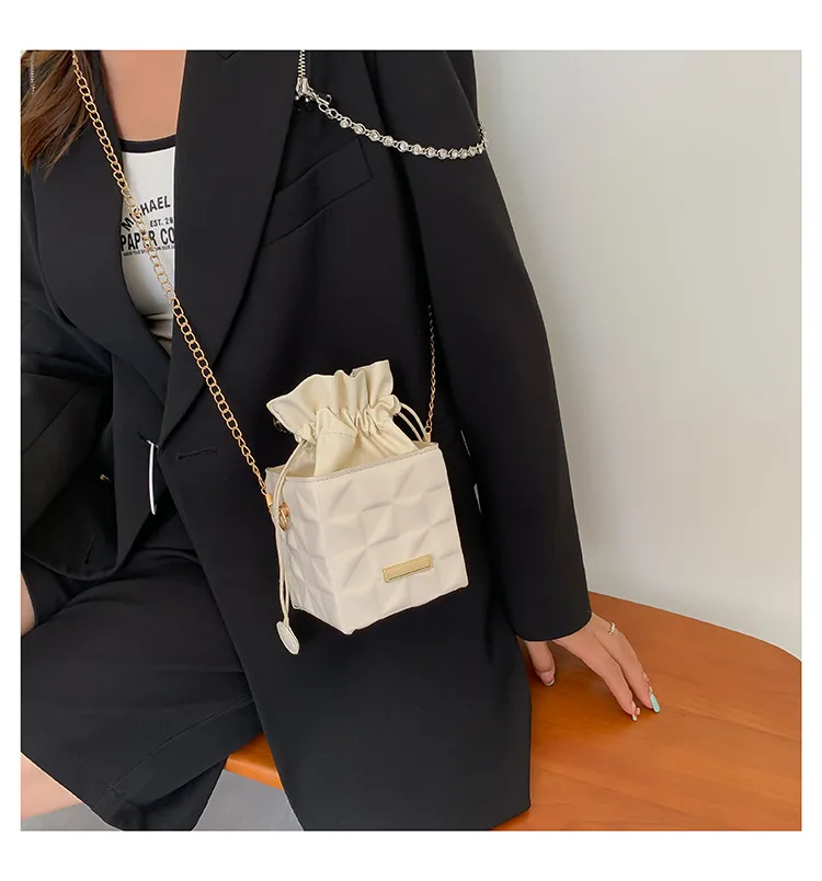 Fashion Retro Summer Women's Cross-Body Bag Fashion Casual Shoulder Bag Beautiful Fashion Handbag Square Magnetic Snap display picture 7