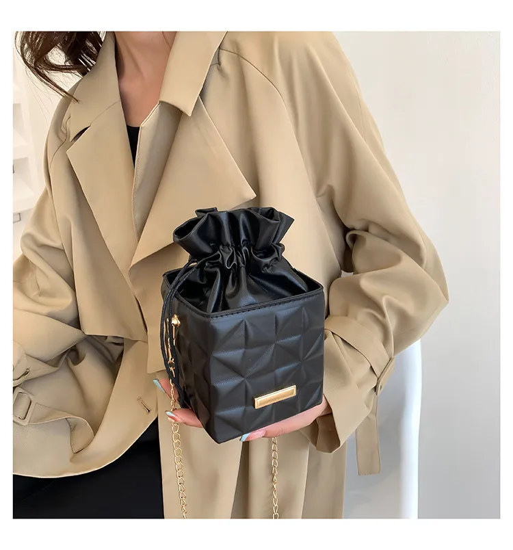 Fashion Retro Summer Women's Cross-Body Bag Fashion Casual Shoulder Bag Beautiful Fashion Handbag Square Magnetic Snap display picture 11