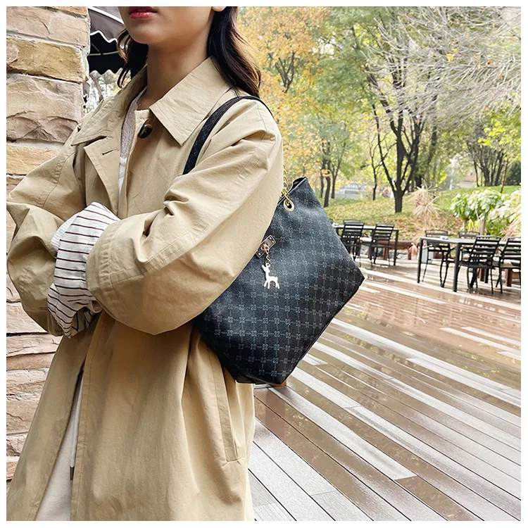 Fashion Large Capacity Women's Shoulder Bag Retro Commuter Hand-Carrying Bag Fashion Polyester Inner Material Square Zipper Closure display picture 3