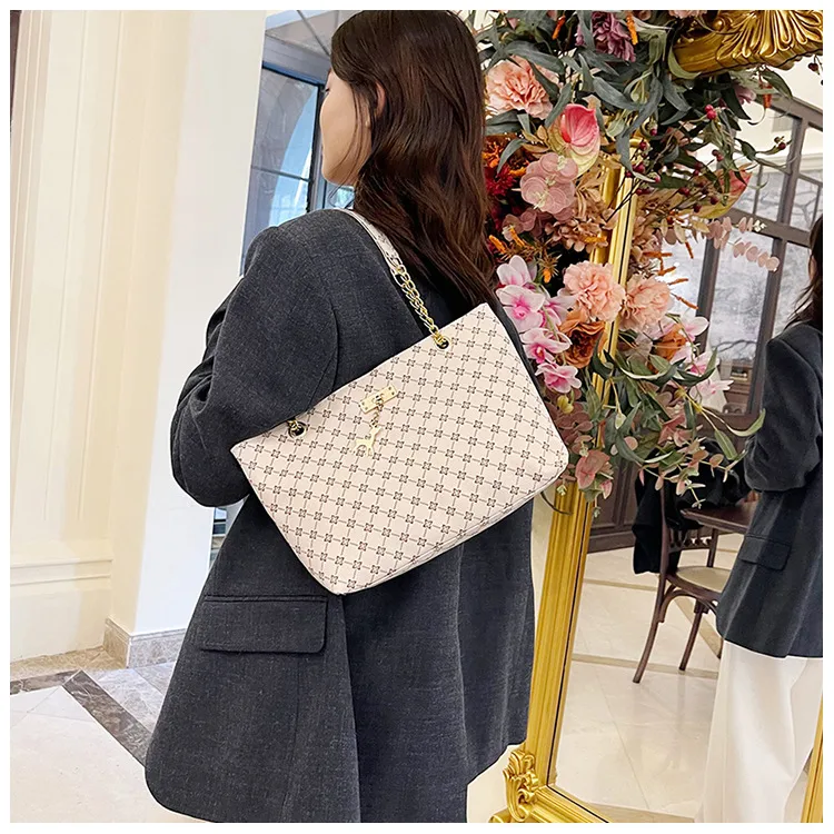 Fashion Large Capacity Women's Shoulder Bag Retro Commuter Hand-Carrying Bag Fashion Polyester Inner Material Square Zipper Closure display picture 5