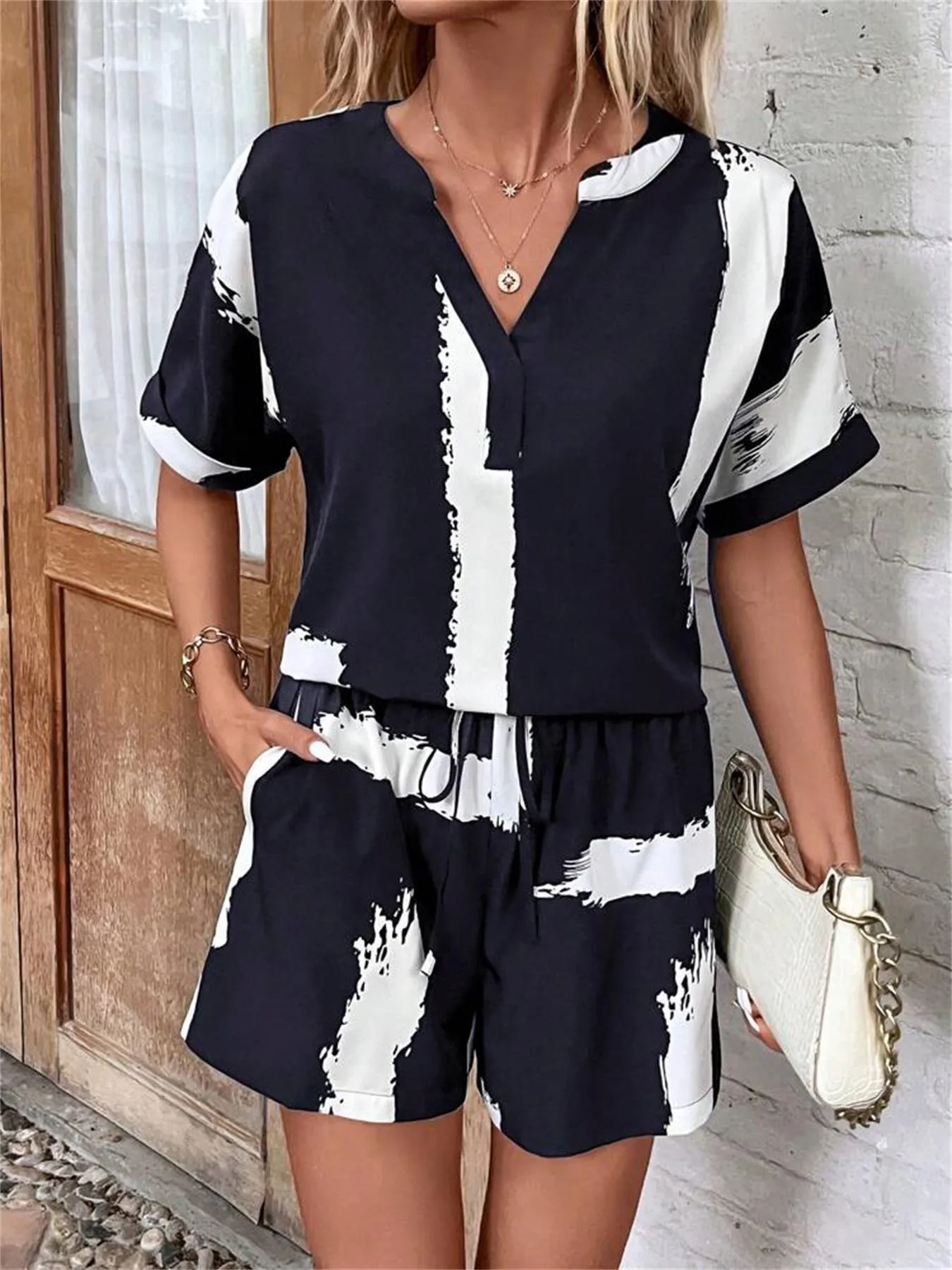 Fashionable V-neck Printed Stretch Women's T-shirt Suit Spring And Summer New Casual Style Half Sleeve Length  Trendy display picture 3