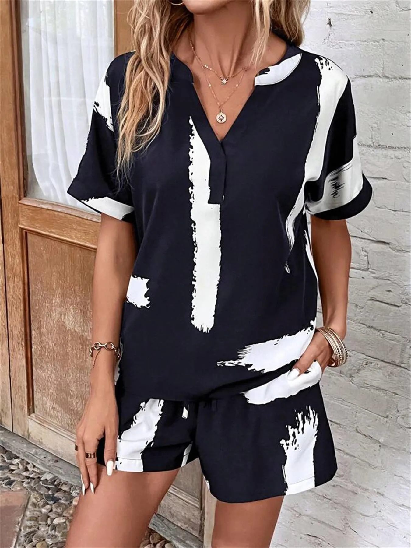 Fashionable V-neck Printed Stretch Women's T-shirt Suit Spring And Summer New Casual Style Half Sleeve Length  Trendy display picture 5