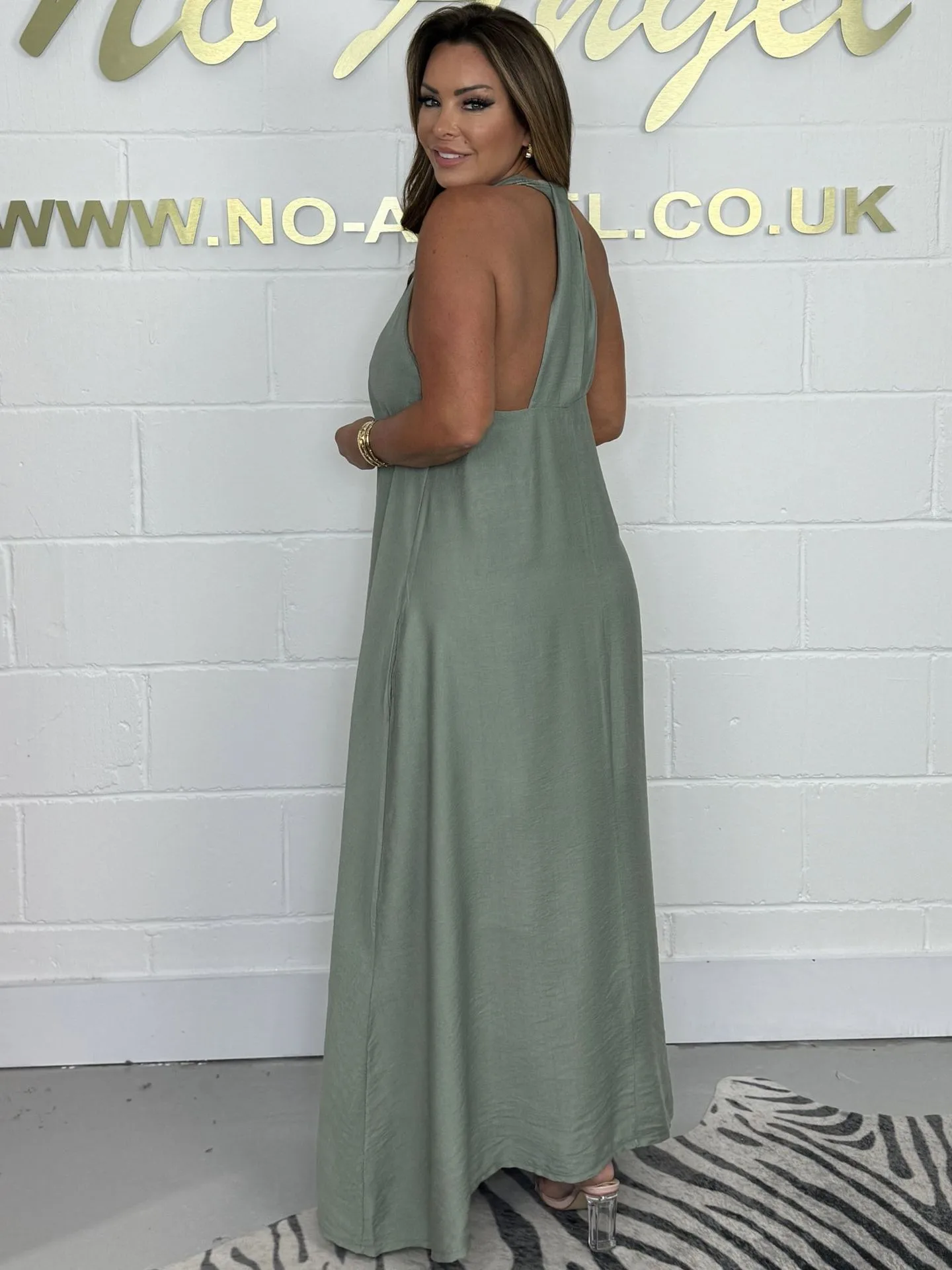Elegant V-neck Sleeveless Maxi Dress Women's Fashion Loose Design Solid Color Maxi Dress  Summer  Style display picture 5