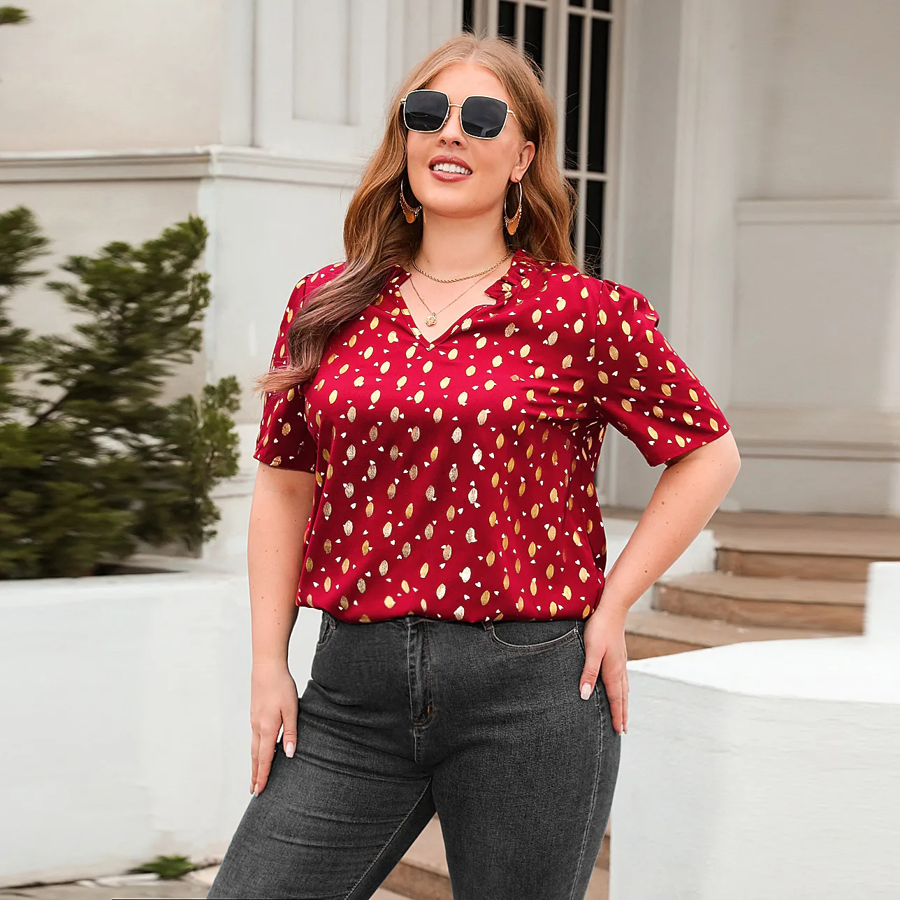 New Loose-Fitting Casual T-shirt Golden Embossed V-neck Short Sleeve Women's Plus Size Commuter Top Street Style Comfortable Geometric Pattern display picture 7