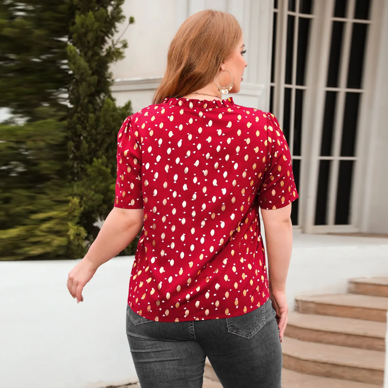 New Loose-Fitting Casual T-shirt Golden Embossed V-neck Short Sleeve Women's Plus Size Commuter Top Street Style Comfortable Geometric Pattern display picture 9