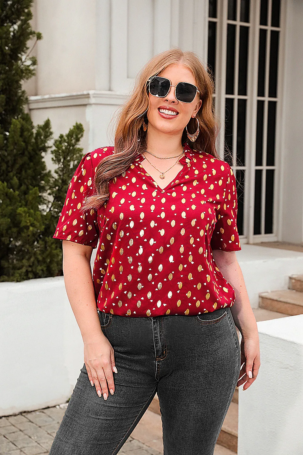 New Loose-Fitting Casual T-shirt Golden Embossed V-neck Short Sleeve Women's Plus Size Commuter Top Street Style Comfortable Geometric Pattern display picture 10