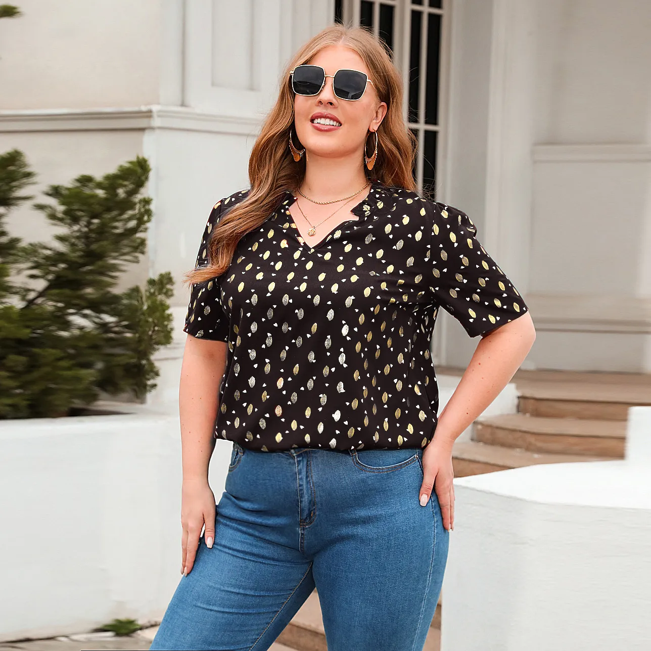 New Loose-Fitting Casual T-shirt Golden Embossed V-neck Short Sleeve Women's Plus Size Commuter Top Street Style Comfortable Geometric Pattern display picture 13