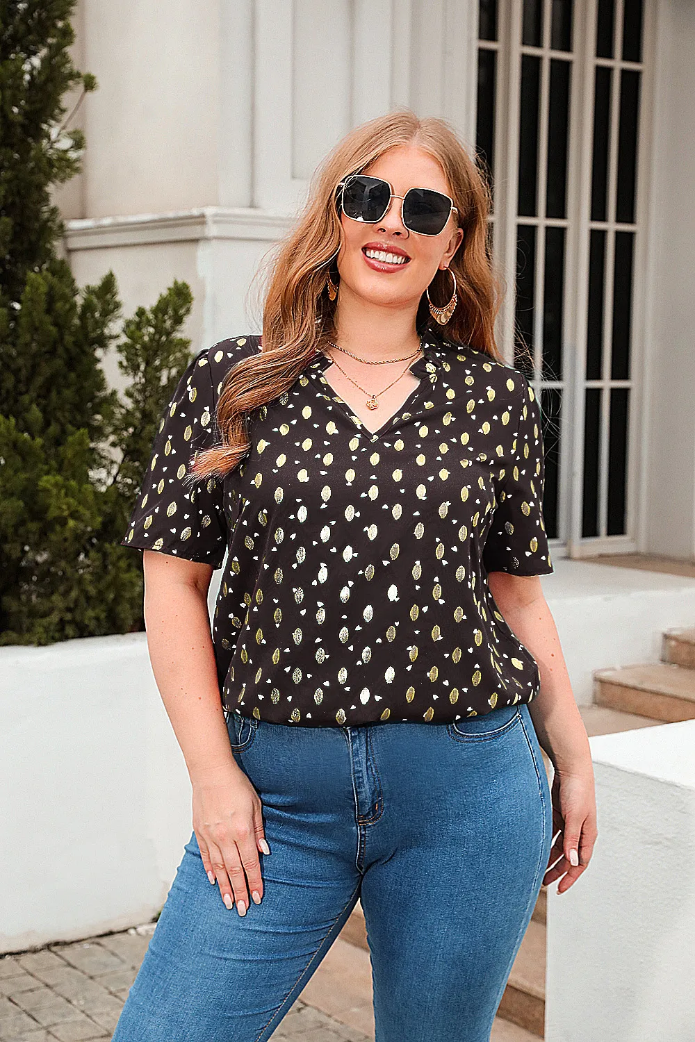 New Loose-Fitting Casual T-shirt Golden Embossed V-neck Short Sleeve Women's Plus Size Commuter Top Street Style Comfortable Geometric Pattern display picture 15