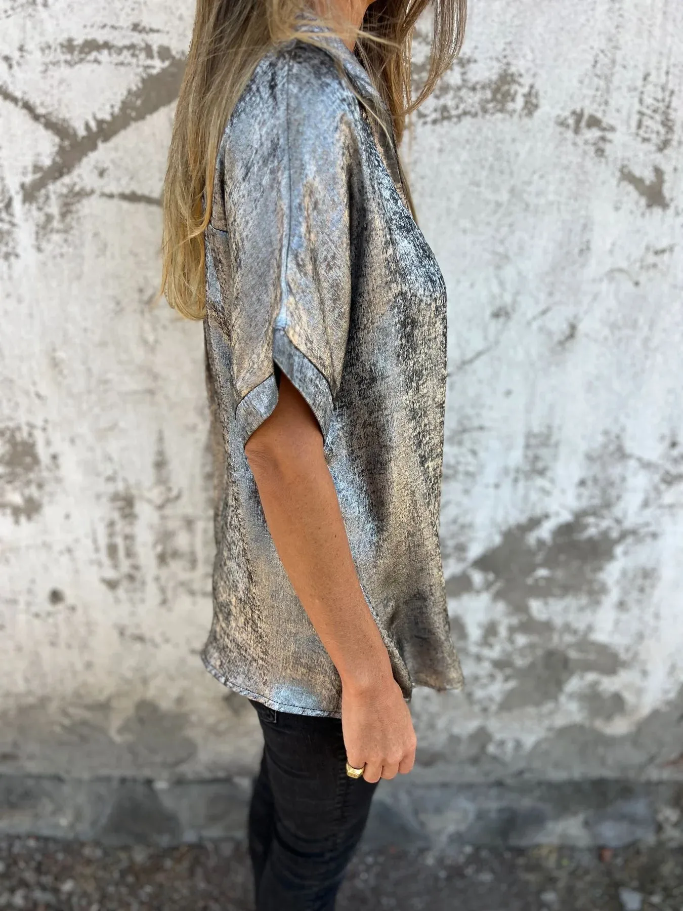 Summer New Loose Golden Embossed Short Sleeve Stand Collar Shirt Women's Comfortable Breathable Polyester Blend Casual Business Suit display picture 4
