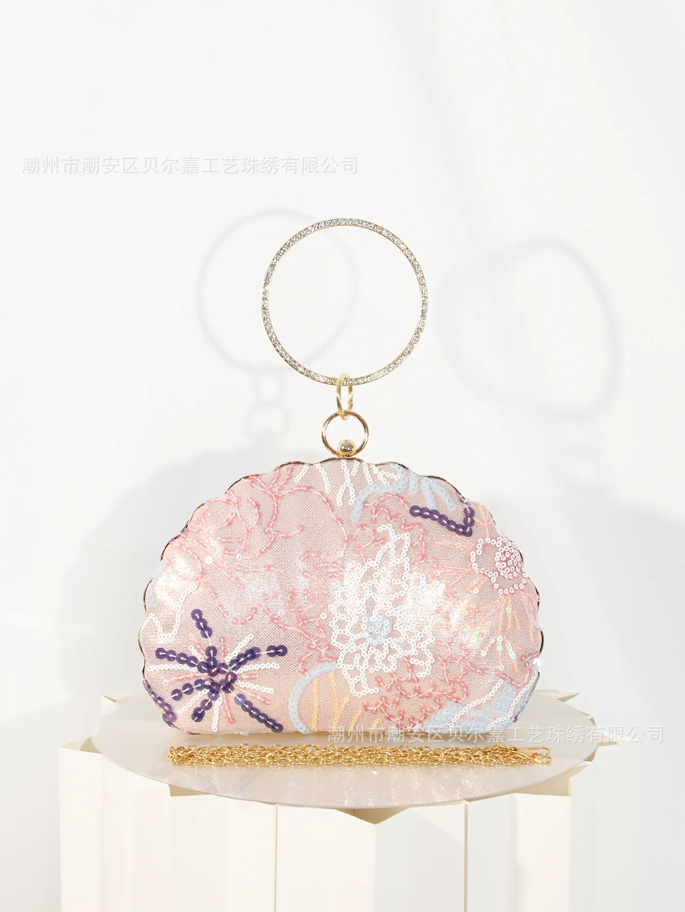 Elegant Embroidered Cheongsam Dinner Bag One-Shoulder Crossbody Chain Women's Handbag New Fashion Shell Shape Lock Closure display picture 1