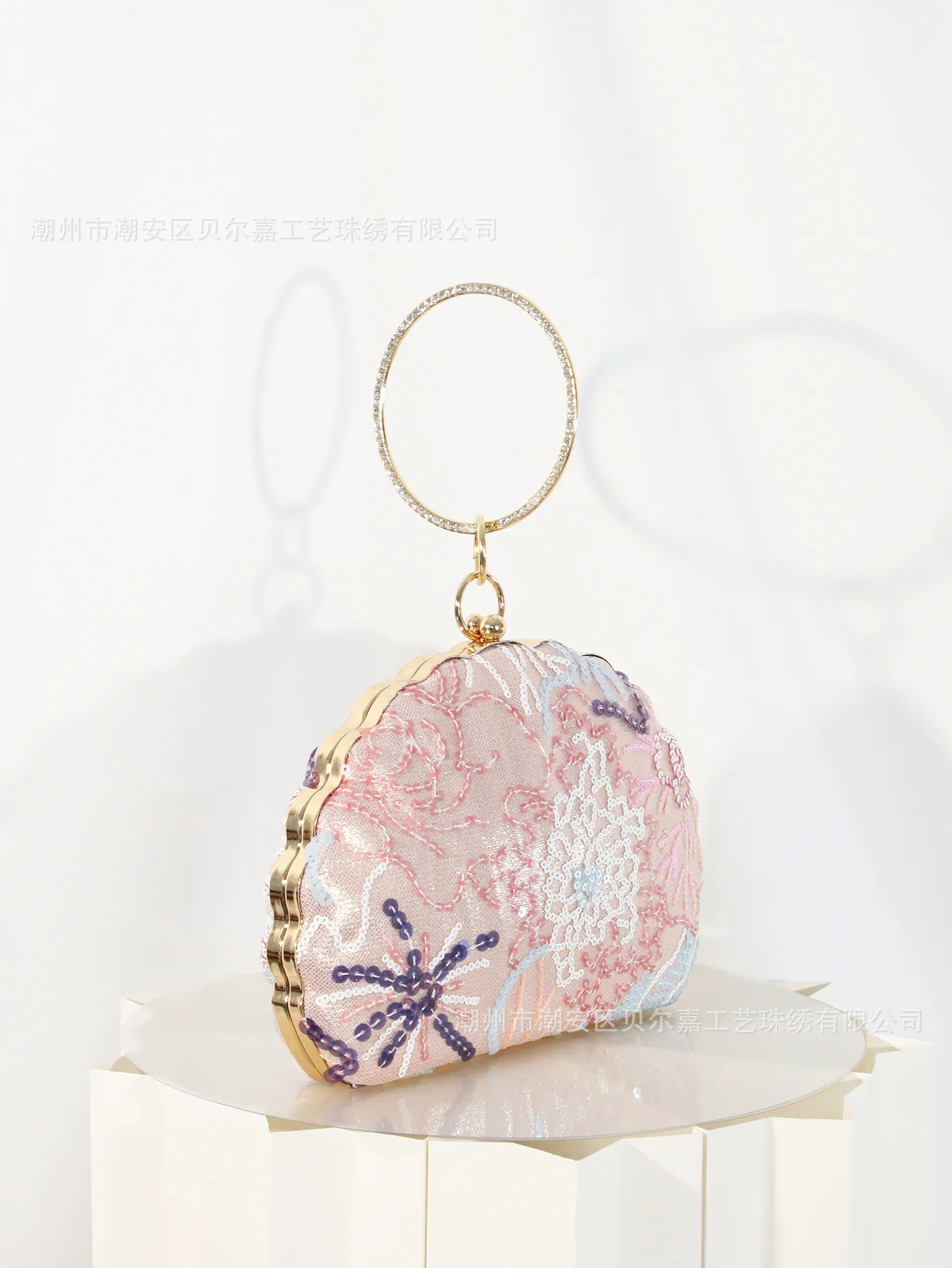 Elegant Embroidered Cheongsam Dinner Bag One-Shoulder Crossbody Chain Women's Handbag New Fashion Shell Shape Lock Closure display picture 2