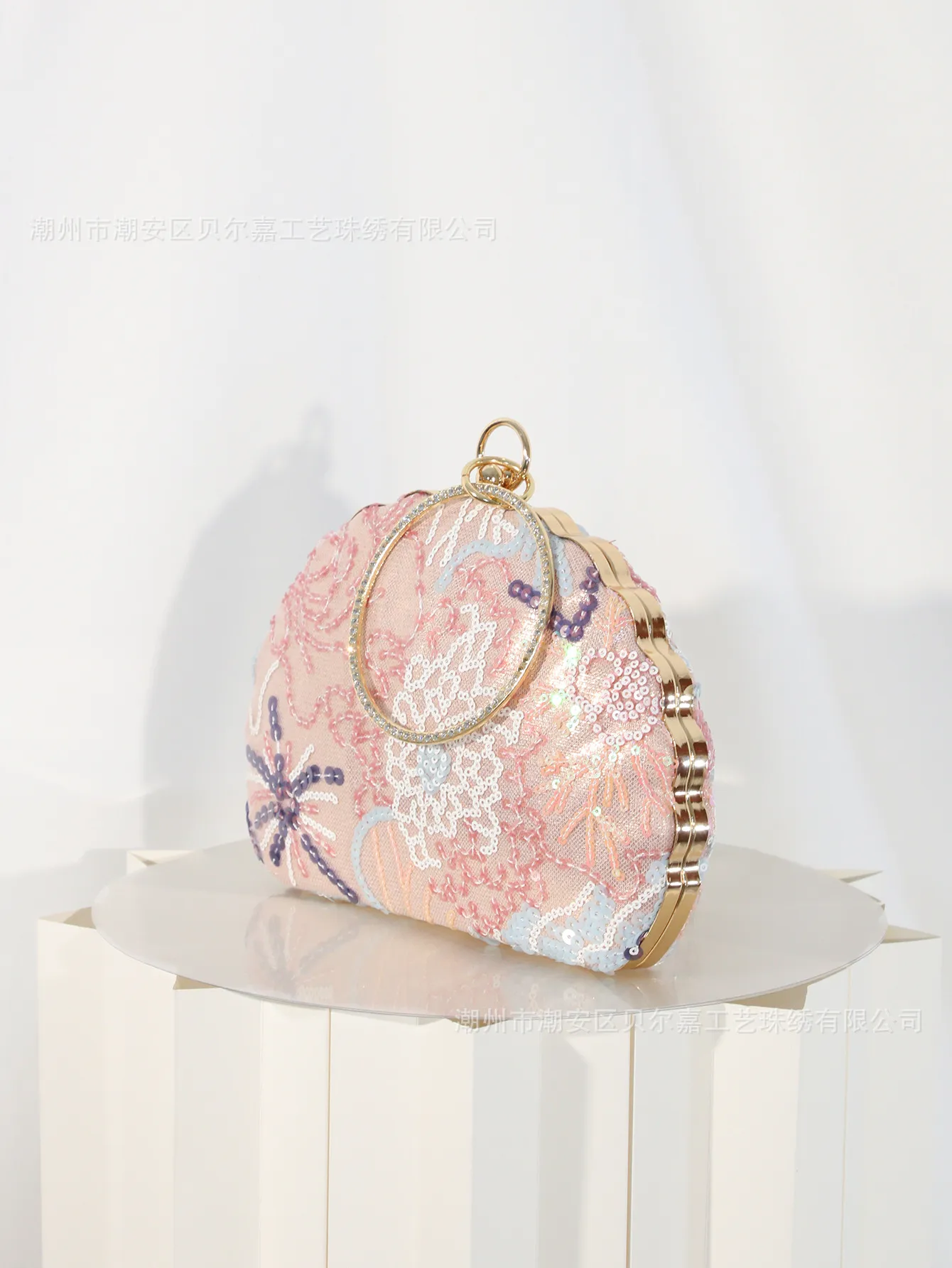 Elegant Embroidered Cheongsam Dinner Bag One-Shoulder Crossbody Chain Women's Handbag New Fashion Shell Shape Lock Closure display picture 3
