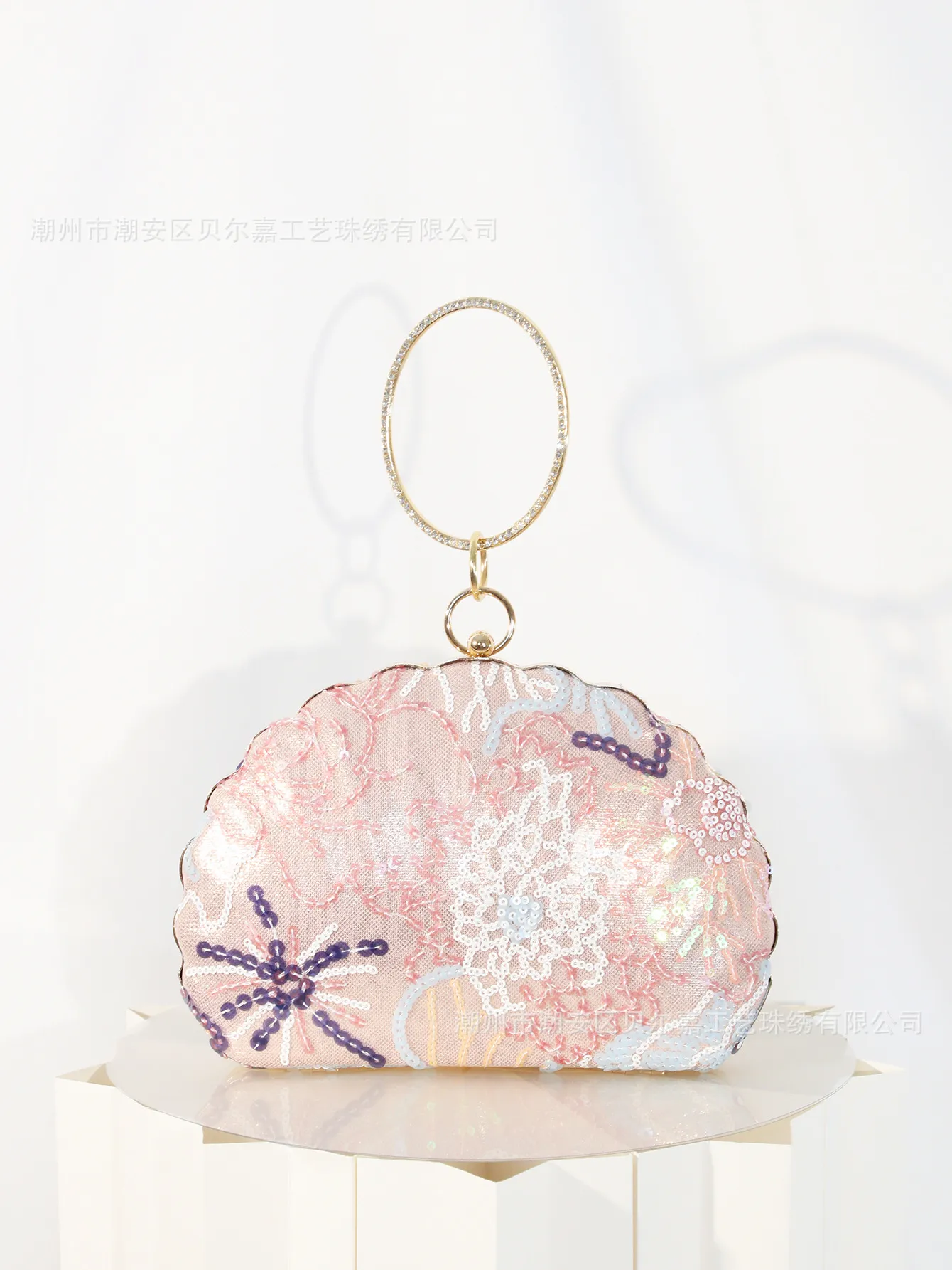 Elegant Embroidered Cheongsam Dinner Bag One-Shoulder Crossbody Chain Women's Handbag New Fashion Shell Shape Lock Closure display picture 4