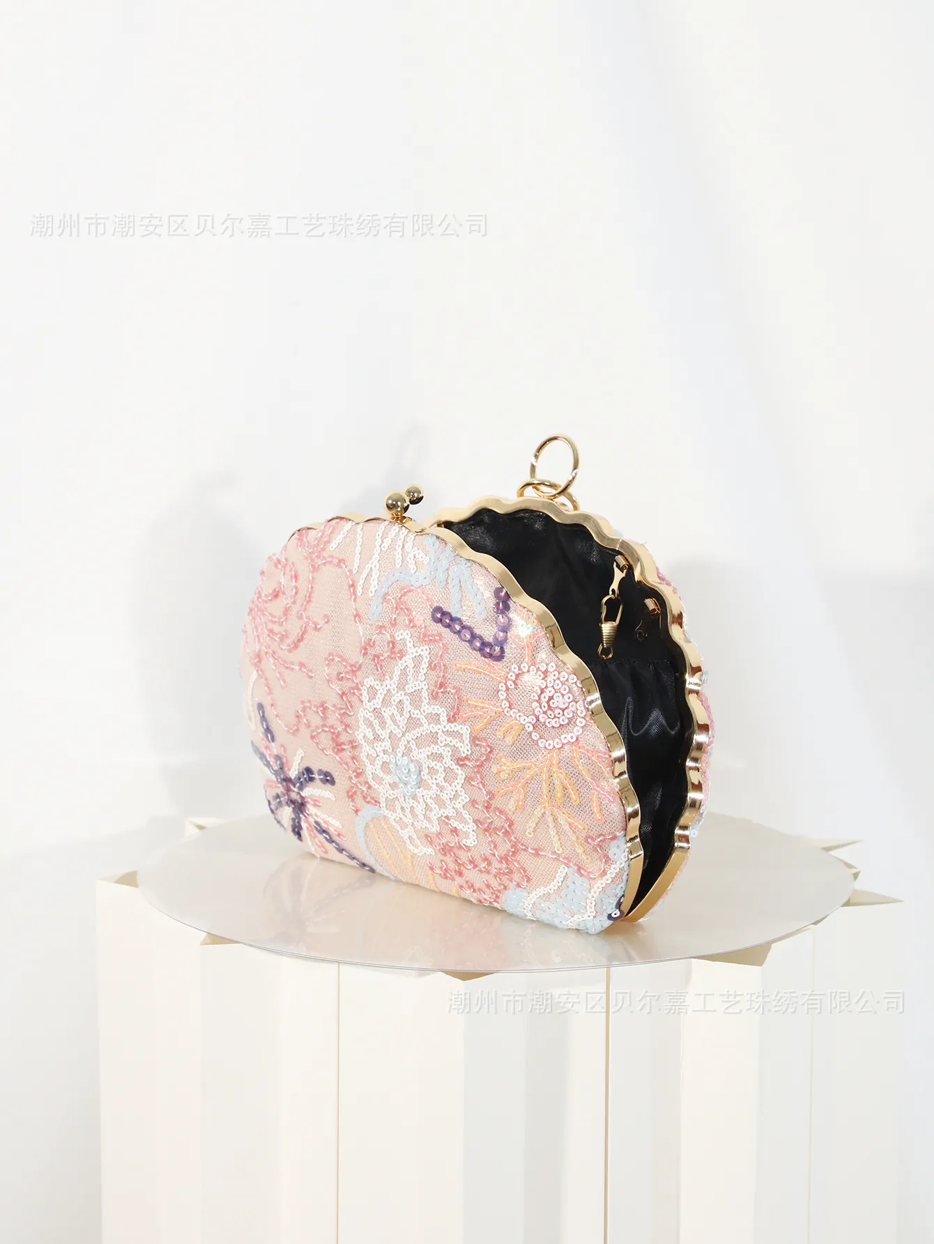 Elegant Embroidered Cheongsam Dinner Bag One-Shoulder Crossbody Chain Women's Handbag New Fashion Shell Shape Lock Closure display picture 5