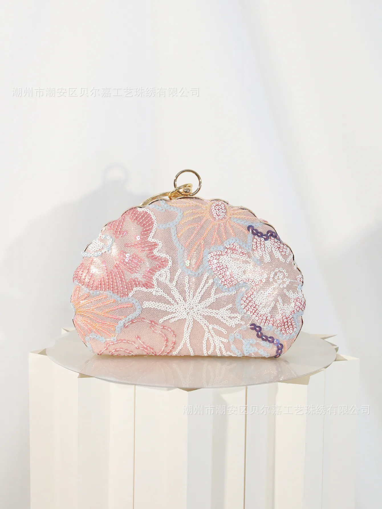 Elegant Embroidered Cheongsam Dinner Bag One-Shoulder Crossbody Chain Women's Handbag New Fashion Shell Shape Lock Closure display picture 6