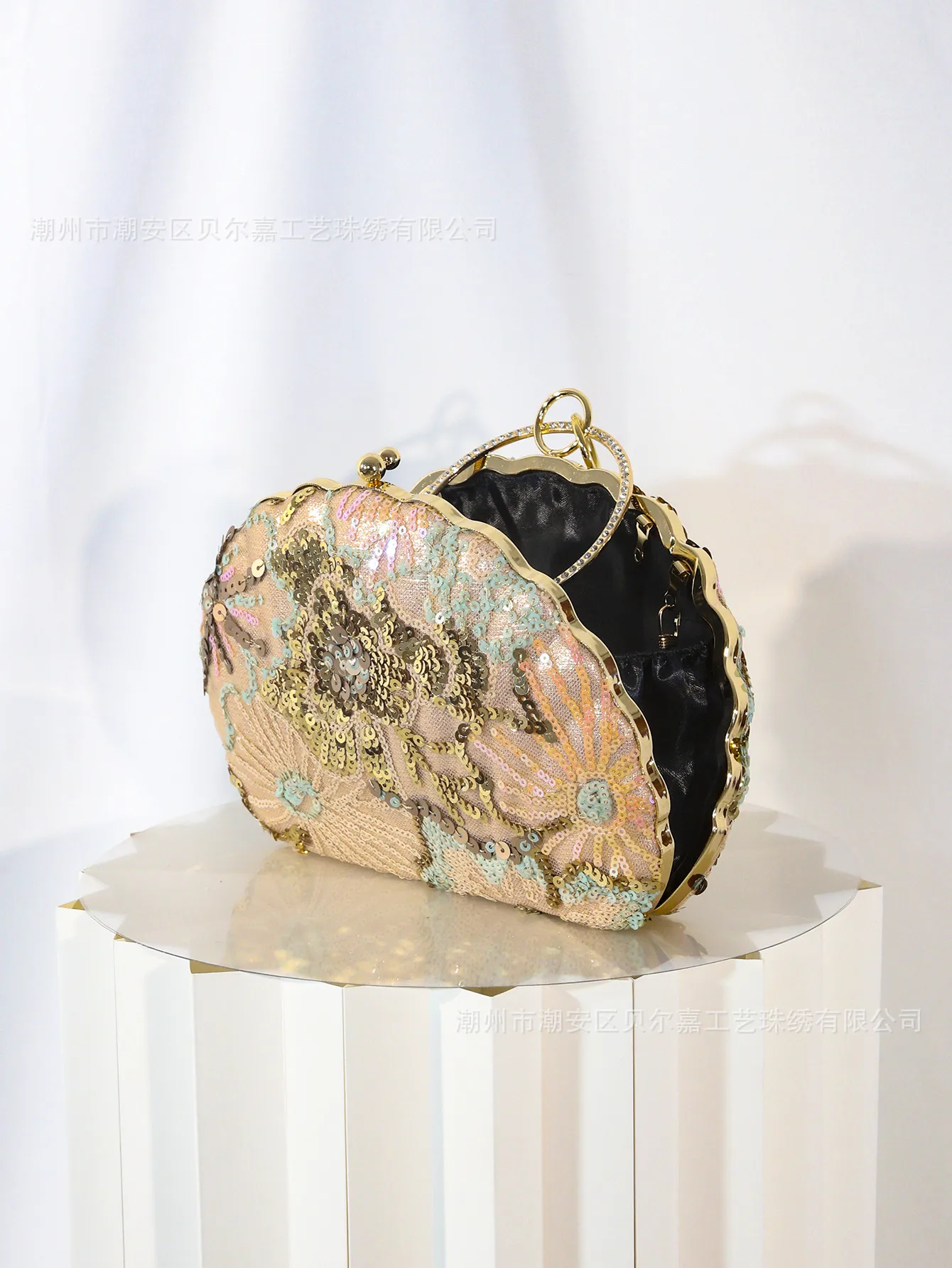 Elegant Embroidered Cheongsam Dinner Bag One-Shoulder Crossbody Chain Women's Handbag New Fashion Shell Shape Lock Closure display picture 11
