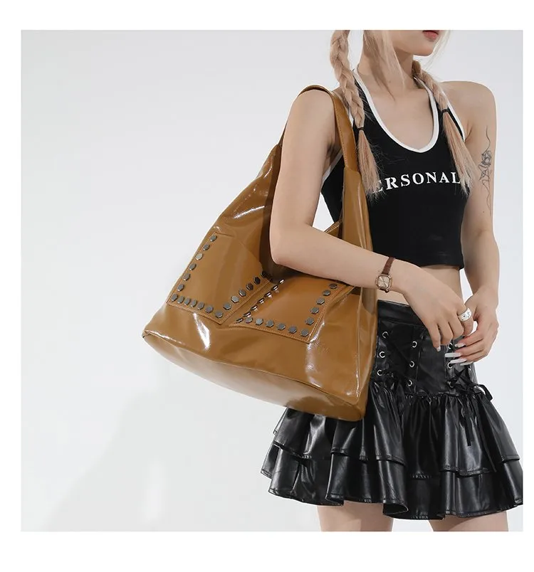 Large Size Retro Oil Leather Rivet Decorated Tote Bag Women's Single Shoulder Bag Casual Pure Color Dumpling Shape Street Style display picture 14