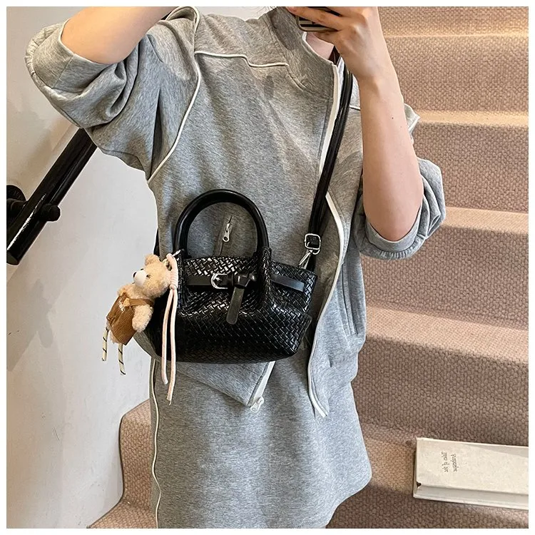 Ladies Casual Pure Color Square Artificial Leather Shoulder Bag With Pendant Street Style Cute Zipper Closure Handbag For All Seasons display picture 1