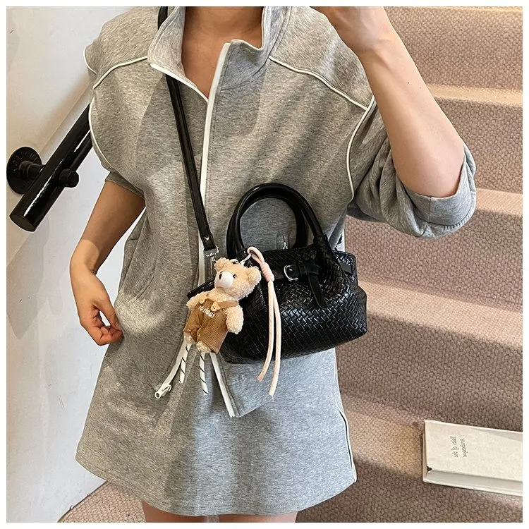 Ladies Casual Pure Color Square Artificial Leather Shoulder Bag With Pendant Street Style Cute Zipper Closure Handbag For All Seasons display picture 3
