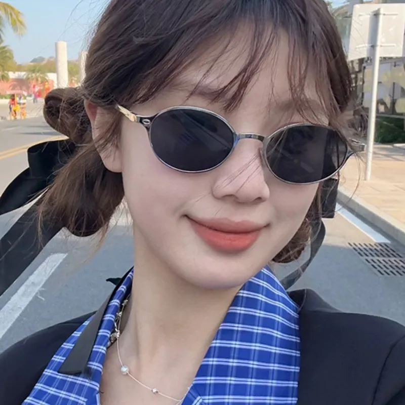 Vintage Metal Oval Sunglasses Women's UV Protection Fashion Petite Face Sunglasses Travel And Style Sunscreen Brown Gold display picture 3