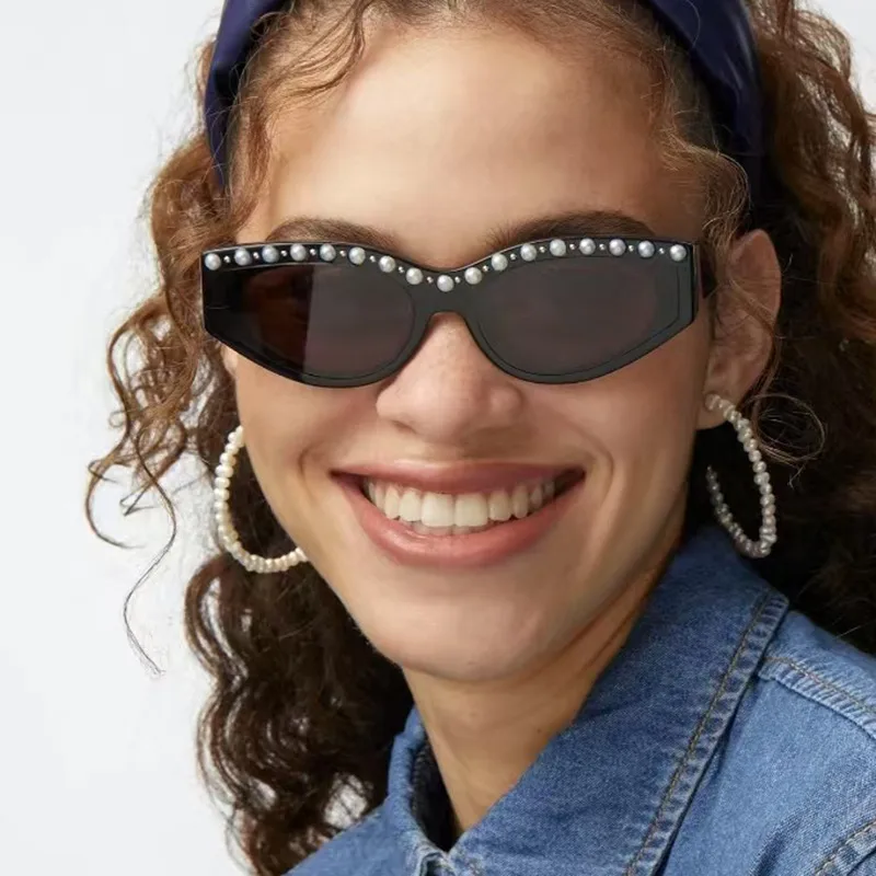Triangle Cat-Eye Sunglasses Diamond-Embedded Fashion Sunscreen  Style High-End Sunglasses display picture 2