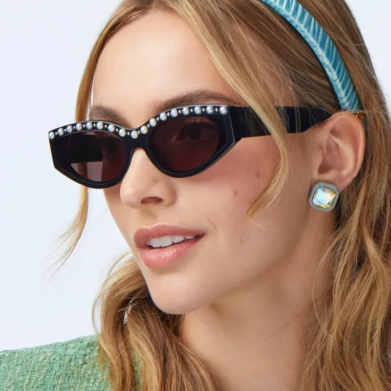 Triangle Cat-Eye Sunglasses Diamond-Embedded Fashion Sunscreen  Style High-End Sunglasses display picture 3