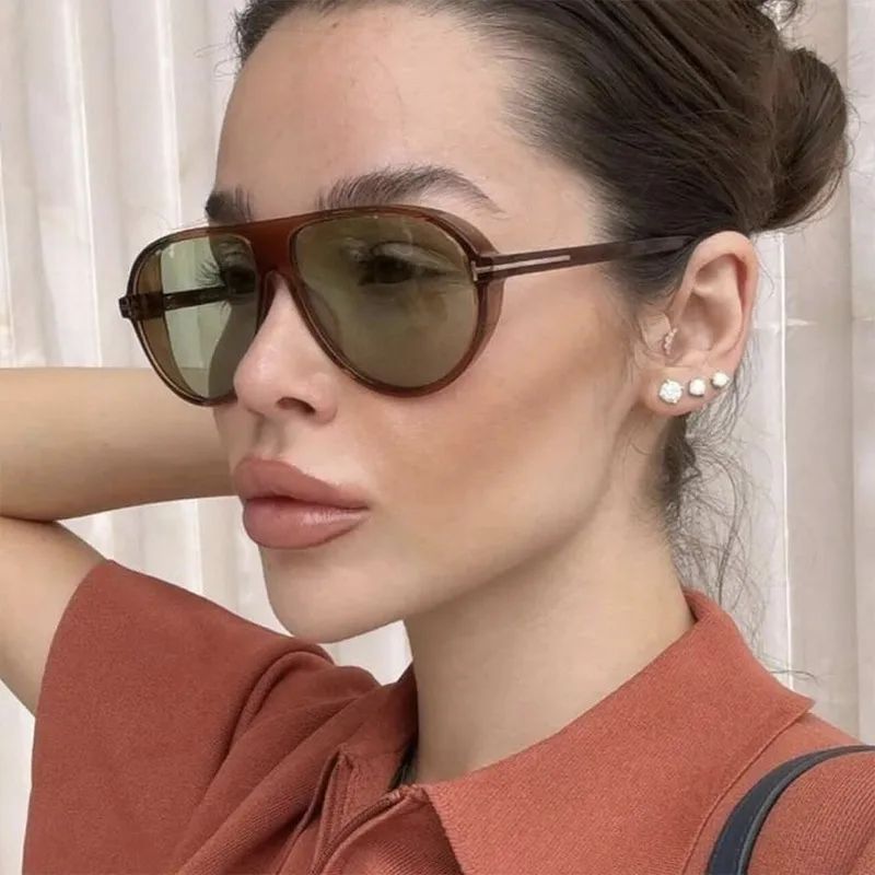 Fashion T-Type Frog Glasses Women's Sunglasses Street Style Back Buckle Sunglasses Travel Fashion Matching Sun Protection display picture 1