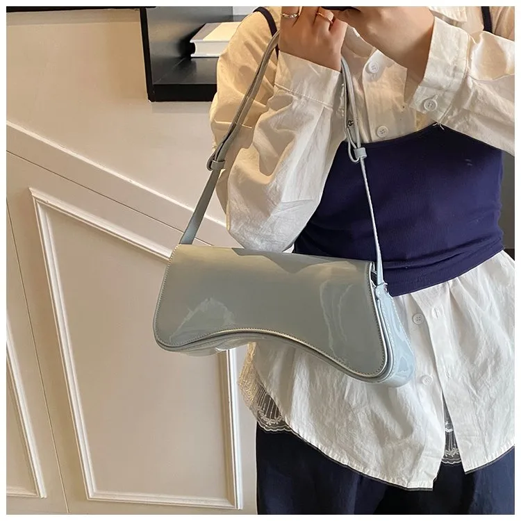 Women's Pu Leather Solid Color Streetwear Pillow Shape Flip Cover Shoulder Bag display picture 4