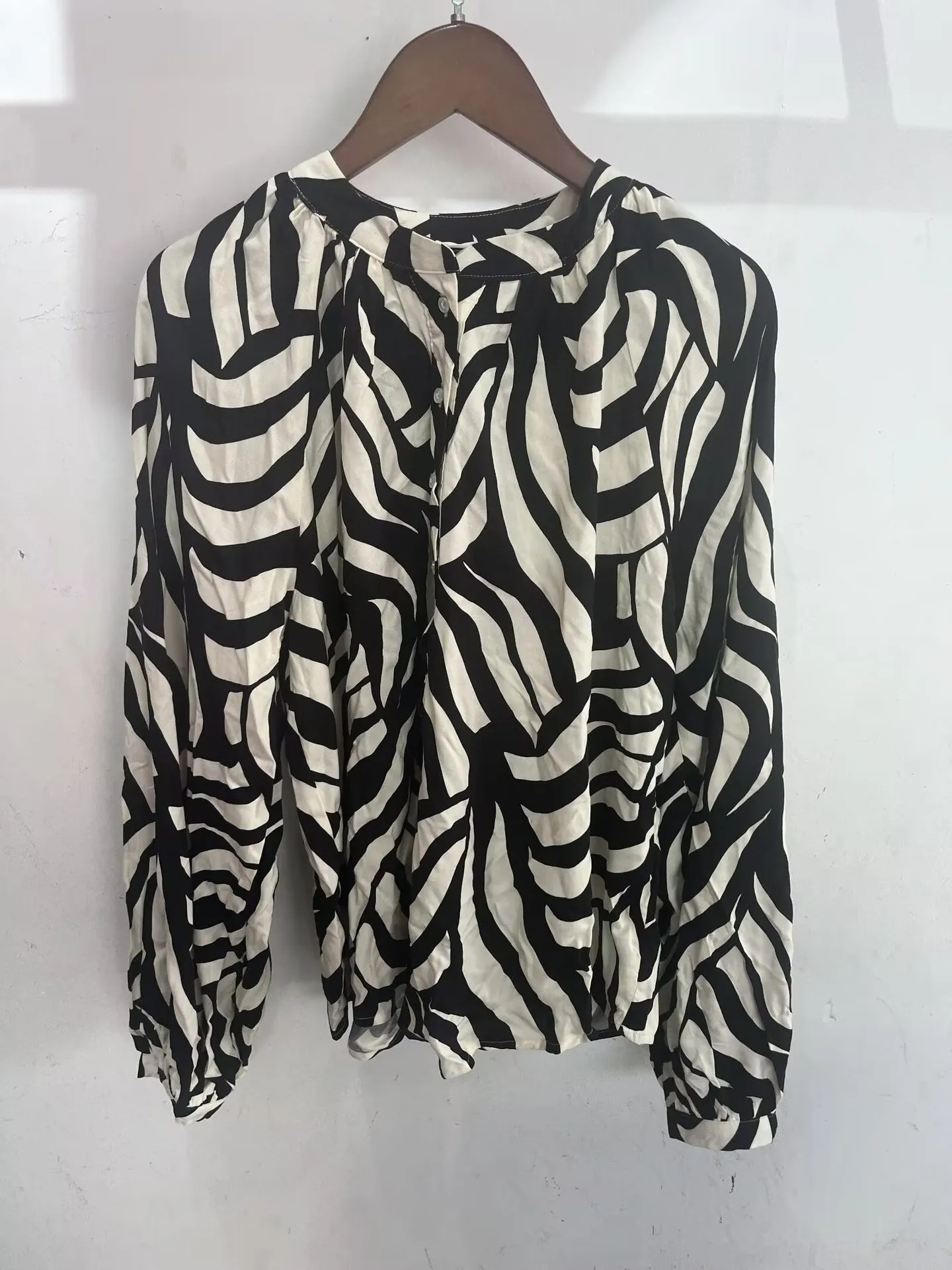 Women's Clothing  Hot-Selling Floral-Print Temperament Breathable And Loose French Bishop Sleeves Top display picture 7