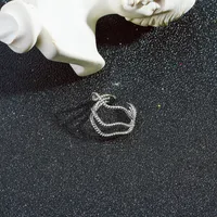 Korea Simple Metal Non-pierced Wave Ear Clip C-shaped Twist Ear Bone Clip High-end Earrings main image 4