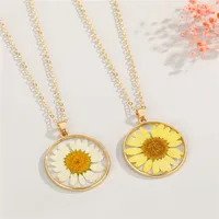 Retro Simple Daisy Pendant Resin Necklace main image 1