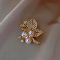Flower Pearl Brooch Female Suit Anti-light Button Korean Fashion Pin Brooch Female main image 2