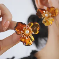1 Pair Elegant Retro Flower Plating Inlay Imitation Pearl Resin Copper Zircon 18k Gold Plated Ear Studs main image 1