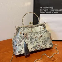 Women's Medium Flower Elegant Classic Style Embroidery Square Clasp Frame Crossbody Bag main image 5
