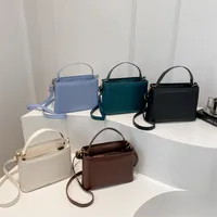 Women's Medium Pu Leather Solid Color Streetwear Sewing Thread Square Zipper Shoulder Bag main image 1
