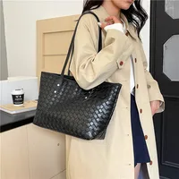 Women's Pu Leather Lattice Solid Color Streetwear Square Zipper Tote Bag main image 2