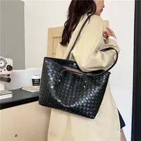 Women's Pu Leather Lattice Solid Color Streetwear Square Zipper Tote Bag main image 3