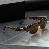 Ladies Retro Cat Eye Sunglasses Triangle Frame Street Style Holiday Travel Model Wearing UV Protection Fashionable Glasses main image 4