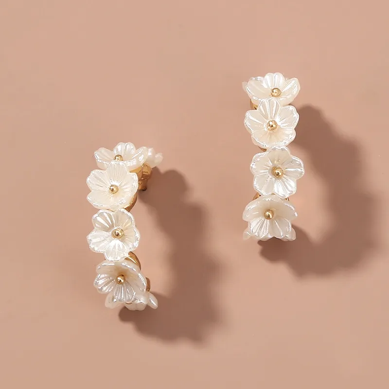 Wholesale Retro Pearl Petal C-shape Earrings Nihaowholesale