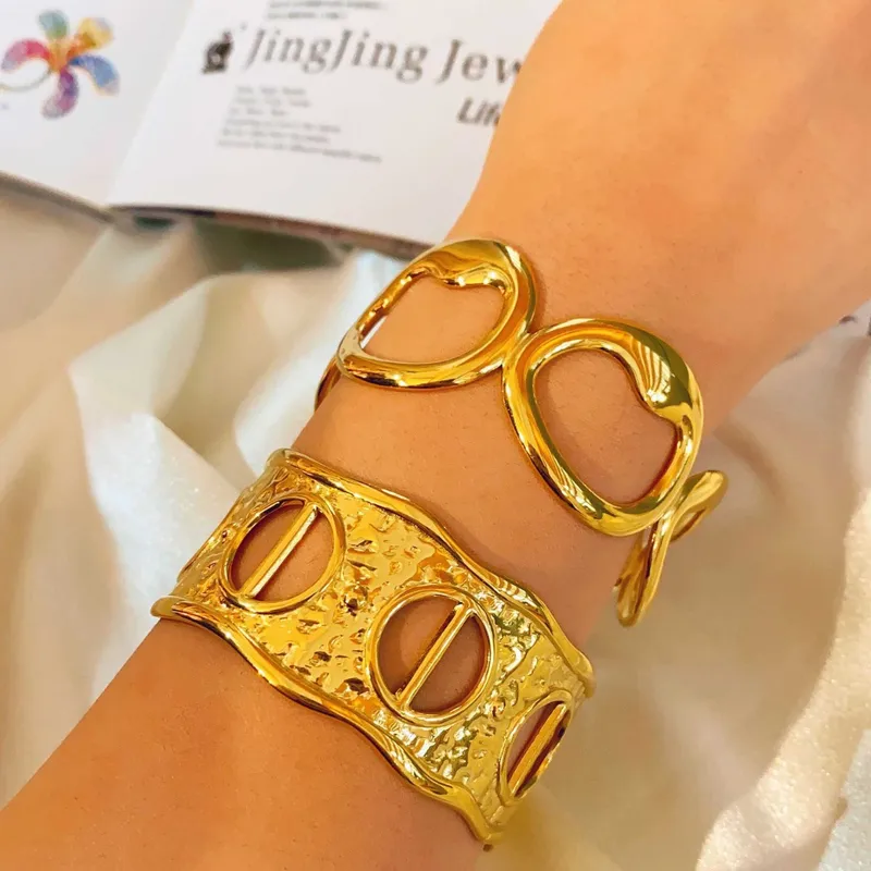 Simple Style Solid Color Titanium Steel Plating Hollow Out Women's Bangle