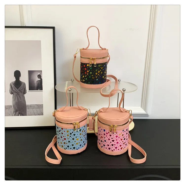 Women's Medium Pu Leather Color Block Heart Shape Streetwear Cylindrical Zipper Crossbody Bag