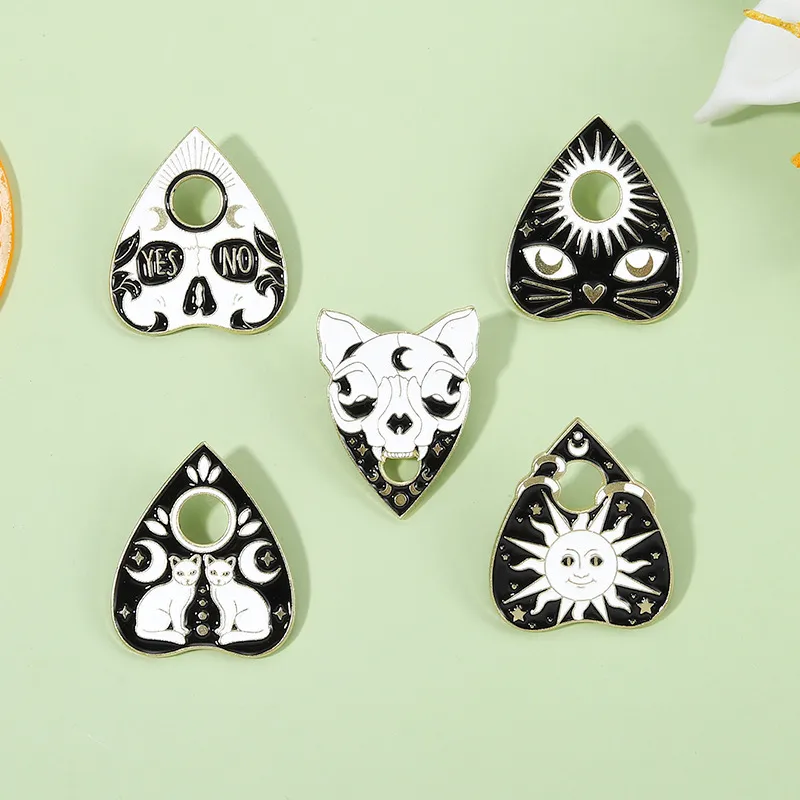 Vintage Style Classic Style Sun Heart Shape Cat Alloy Stoving Varnish Unisex Brooches