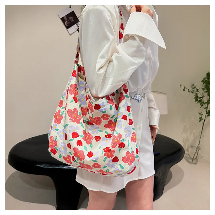 Women's Large Cloth Flower Streetwear Flowers Sewing Thread Dumpling Shape Magnetic Buckle Tote Bag