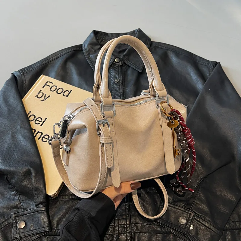 Women's Pu Leather Solid Color Classic Style Streetwear Bucket Zipper Handbag Crossbody Bag