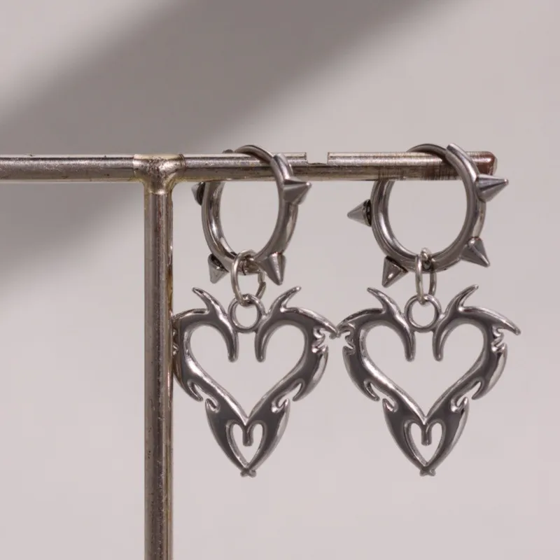 1 Pair Gothic Vintage Style Punk Heart Shape Rivet Alloy Drop Earrings