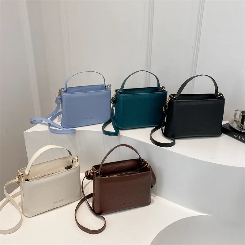 Women's Medium Pu Leather Solid Color Streetwear Sewing Thread Square Zipper Shoulder Bag