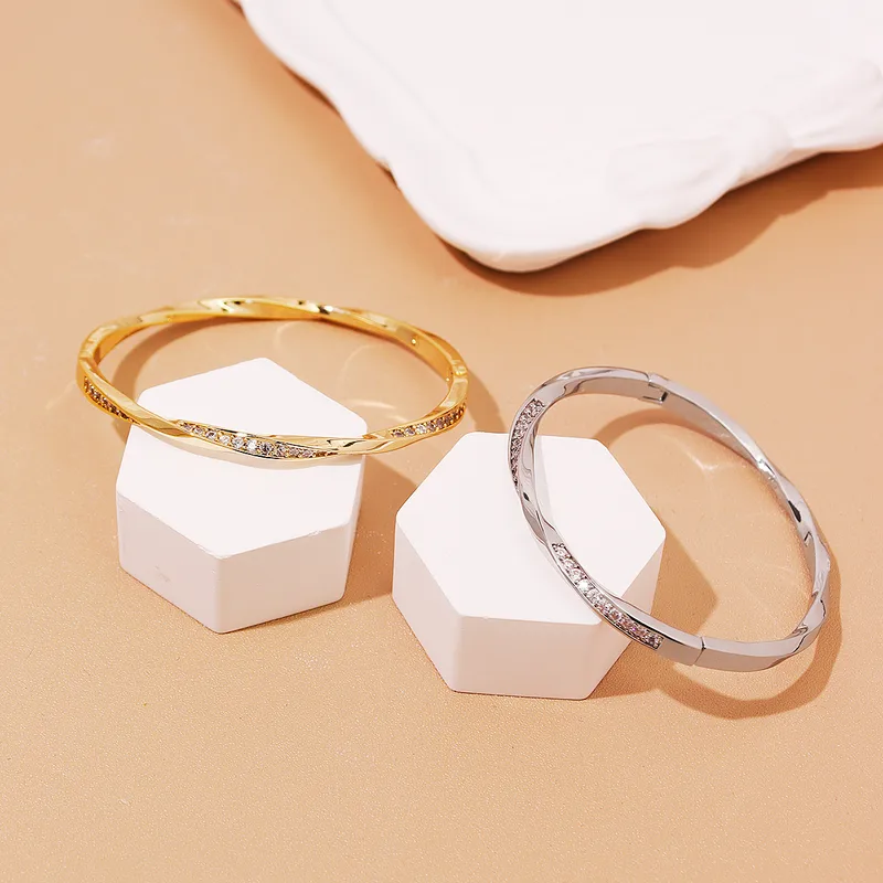 Elegant Vintage Style Geometric Copper Women's Bangle