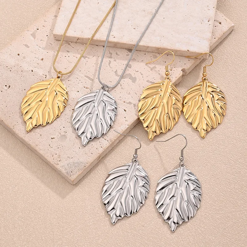Casual Modern Style Sweet Leaf Stainless Steel Polishing Plating 18K Gold Plated Women's Earrings Necklace Jewelry Set